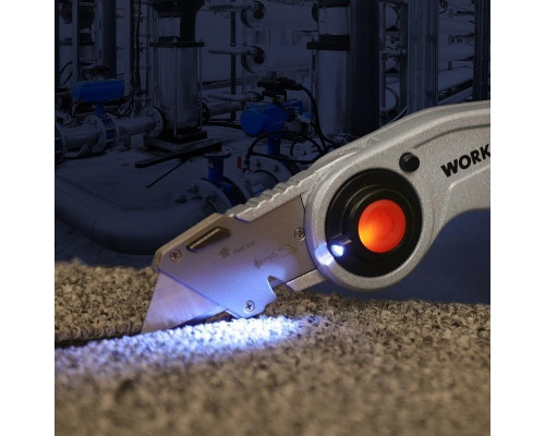 Нож складной WORKPRO WP211009 со сменными лезвиями и подсветкой