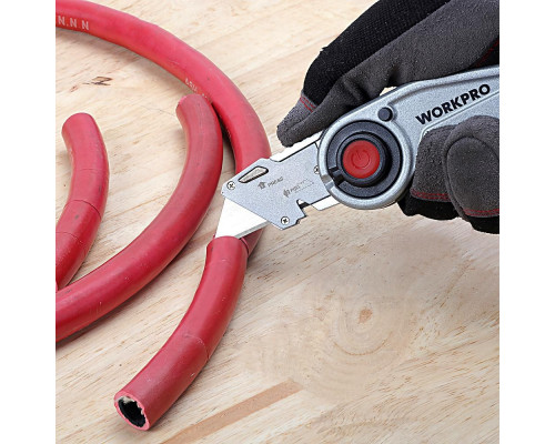 Нож складной WORKPRO WP211009 со сменными лезвиями и подсветкой